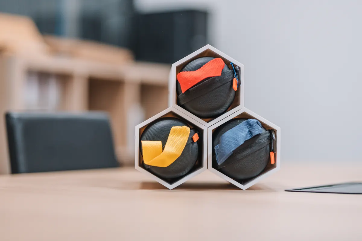 Tres módulos hexagonales de OREM Hexo sobre una mesa, cada uno con su cápsula de medicación.
